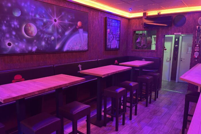 Sitzplätze mit Space-Wandbildern