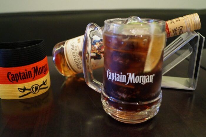 Captain Morgan mit Cola im Glaskrug