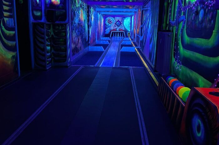 Schwarzlicht-Kegelbahn mit Neon-Graffiti