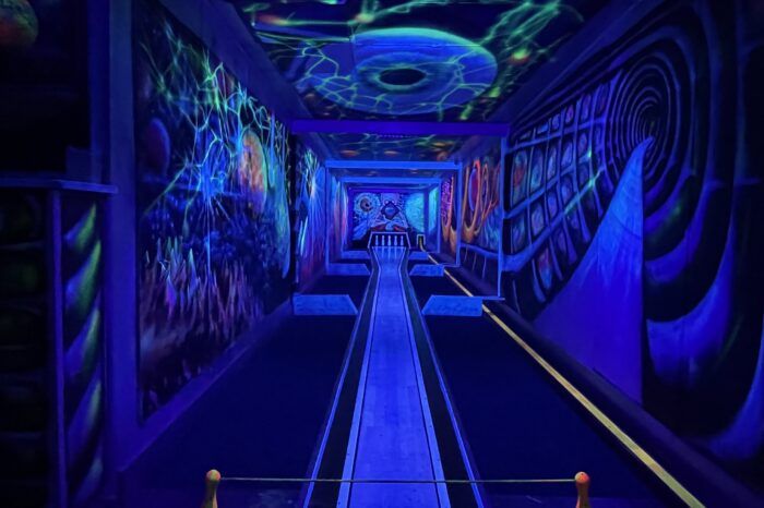 Schwarzlicht-Kegelbahn mit blauen Graffiti-Wänden
