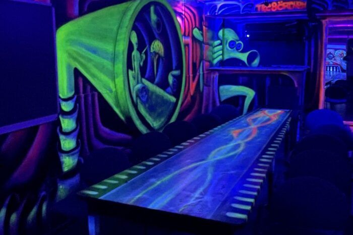 Kegeltisch im Schwarzlicht-Raum mit Neon-Graffiti
