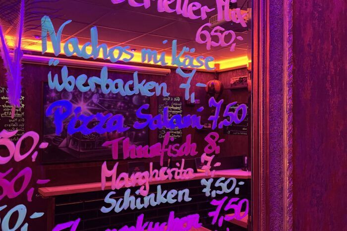 Leuchttafel mit Snacks: Nachos, Pizza und mehr