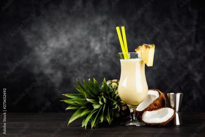 Piña Colada mit Ananas und Kokosnuss